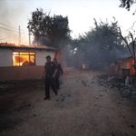 GÜNCELLEME - Antalya'da meyve bahçesinden evlere sıçrayan yangın kontrol altına alındı