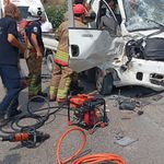 İskenderun ilçesinde tırla çarpışan kamyonetteki 3 kişi yaralandı