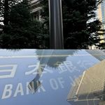Japonya'da düşük büyüme ile yüksek enflasyonun BoJ'u ve hükümeti ikilemde bırakabileceği öngörülüyor