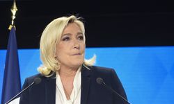 Fransa'da aşırı sağcı Le Pen'in AB fonlarını zimmetine geçirmekle yargılandığı dava başladı