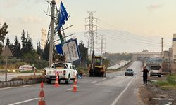 Damperi açık unutulan tır, trafik levhalarını devirdi