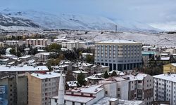 Erzurum şehir merkezine mevsimin ilk karı yağdı