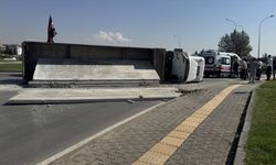 Kahramanmaraş'ta beton blok yüklü tır devrildi