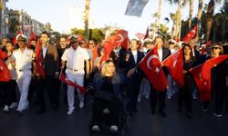 Mersin'de 101 metre Türk bayrağıyla Cumhuriyet yürüyüşü düzenlendi