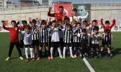 Minik futbolcular İzmit Belediyesi Cumhuriyet Bayramı Futbol Şöleninde doyasıya eğlendi