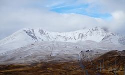 Erciyes Kayak Merkezi'ne kar yağdı