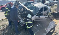 Hatay'da refüje çarpan otomobildeki 6 kişi yaralandı