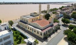 Senegal'de minaresinde çan bulunan Büyük Saint-Louis Camisi