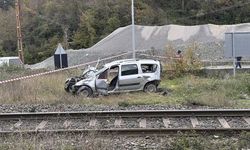 Zonguldak'ta trenin çarptığı hafif ticari araçtaki 1 kişi öldü, 1 kişi yaralandı