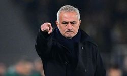 Fenerbahçe Teknik Direktörü Mourinho, sahada fenalaşan eski oyuncusu Bove'yi aradı