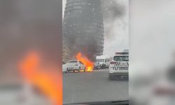 Bakırköy'de park halindeki otomobil yandı