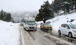 Kaş'ın yüksek kesimlerinde etkili olan kar yağışı vatandaşları mutlu etti