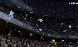 Real Betis taraftarlarından sahaya "oyuncak yağmuru"