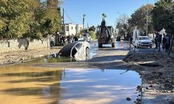 Bodrum'da içme suyu hattının patlamasıyla oluşan çukura düşen otomobil sürücüsü kurtarıldı