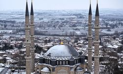 Edirne'de beyaz örtünün kapladığı tarihi yapılar fotoğraflara fon oluyor