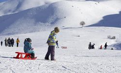 Hesarek Kayak Merkezi sezonu, yaklaşık 2 bin 500 kişiyi ağırlayarak açtı