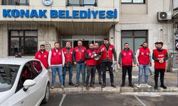 İzmir'de maaşları eksik yatan Konak Belediyesi çalışanları "uyarı eylemi" yaptı