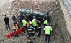 Hatay’da Takla Atıp Ters Dönen Araçtan Yaralanarak Çıktı