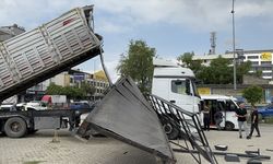 Adana'da seyir halindeki tırın açılan damperinin çarptığı üst geçit yıkıldı