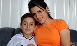 Enkazda sesiyle hayata tutunduğu oğluna hem annelik hem babalık yapıyor