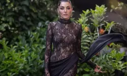 Hande Erçel Derin Yırtmaçlı Elbisesiyle Göz Kamaştırdı