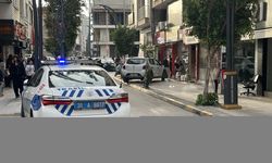 Hatay'da sürücüsünün fren yerine gaza bastığı cipin kaldırıma çıkması kamerada