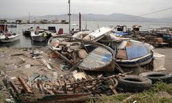 İzmir'de barınaklarda çevreyi ve güvenliği tehdit eden atıl tekneler toplatılıyor