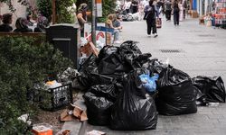İzmir'de işçilerin greve gitmesiyle cadde ve sokaklarda çöp yığınları oluştu