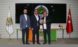 KKTC'li Bakan Gardiyanoğlu'ndan Alanyaspor Kulüp Başkanı Çavuşoğlu'na taziye ziyareti