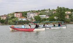 "Küçük Venedik"in kayıkçı kadınları Uluabat Gölü'nde turist gezdiriyor