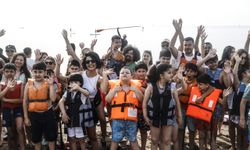 Mersin'de özel gereksinimli çocuklar kürek sörfüyle tanıştı
