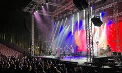 Şarkıcı Sıla, Antalya'da müzikseverlerle buluştu
