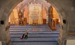 Tarihi Ulu Cami'nin 7 yıldır gönüllü olarak temizliğini yapıyor