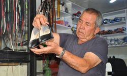 Baba mesleği ayakkabıcılığı 64 yıldır aynı dükkanda yaşatıyor