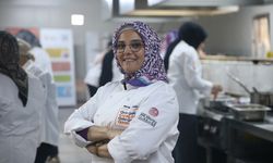 Depremzede kadınlar mutfak atölyesinde ulusal ve uluslararası yemekleri öğreniyor