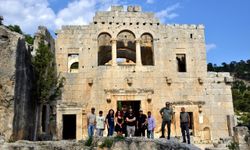 Mersin'de öğrenciler ve akademisyenler turistik yerleri gezdi