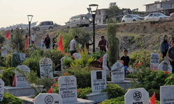 Deprem Şehitliğinde Bayram Hüznü