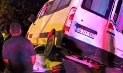 Adana'da minibüs otomobilin üzerine düştü