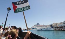 Girit'e gelen İsrailli turistler, İsrail saldırılarının protesto edildiği eylemle karşılandı
