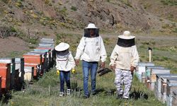 Organik bal ürettikleri dağlara çıkmak için oğlunun yaptığı elektrikli araçları kullanıyor
