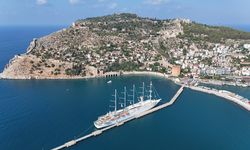 En büyük yelkenli yolcu gemilerinden 'Club Med 2' Alanya Limanı'na demirledi