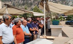 Hatay'da otomobil ile çekicinin çarpıştığı kazada ölen 3 kişinin cenazeleri defnedildi