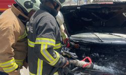 Hatay'da park halindeki otomobilde çıkan yangın söndürüldü