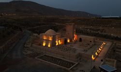 Kavurucu sıcaklarda tarihi Hasankeyf ilçesi ziyaretçilerini akşam serinliğinde ağırlıyor