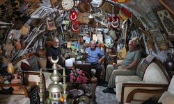 Müze gibi evinde 40 yıldır biriktirdiği antikaları sergiliyor