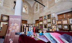 Üsküdar Valide-i Cedid Camisi'nin avlusu sanat galerisine dönüştü