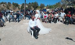 Mersin'de 40 yıl önce evlenen çift düğün yaptı