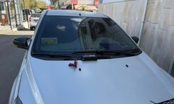 Adana'da çakarlı araçla kendini polis olarak tanıtan ve üst araması yapan zanlı kamerada