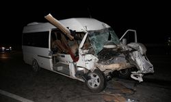 Hatay'da minibüs ile traktör çarpıştı; 14 yaralı