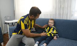 Hatay'da kanseri yenen Fenerbahçeli çocuğa imzalı forma hediye edildi